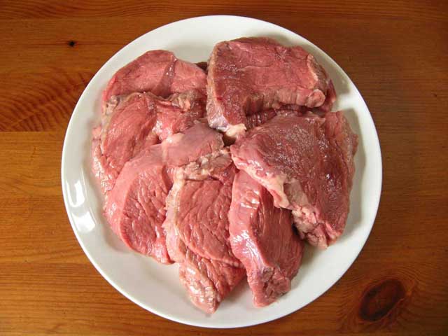 М’ясо нарізане порційними шматками.