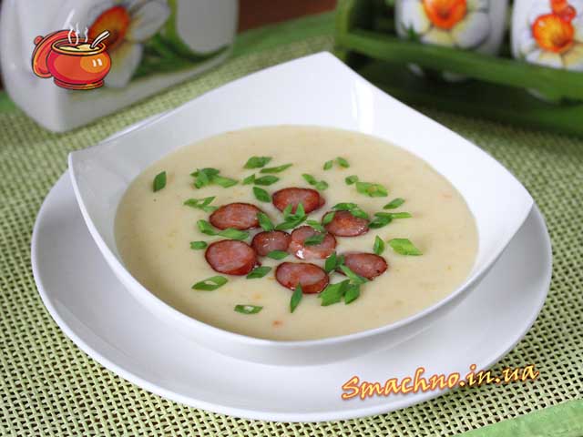 Картопляний суп-пюре з копченими ковбасками.