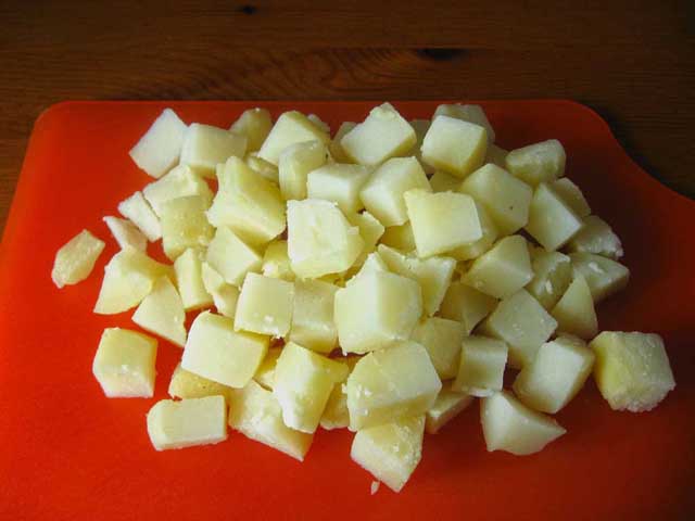 Порезанный кубиками картофель.