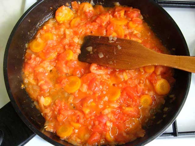 К моркови с луком добавляем томаты, тушим.