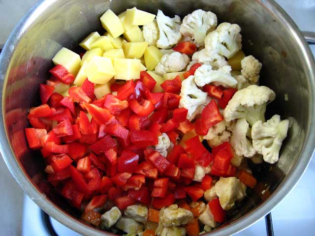 Добавляем болгарский перец, цветную капусту и картофель.