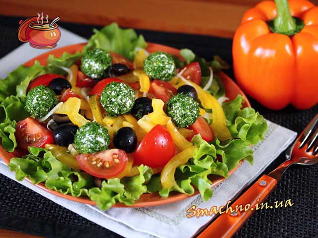 Овощной салат с творожными шариками.