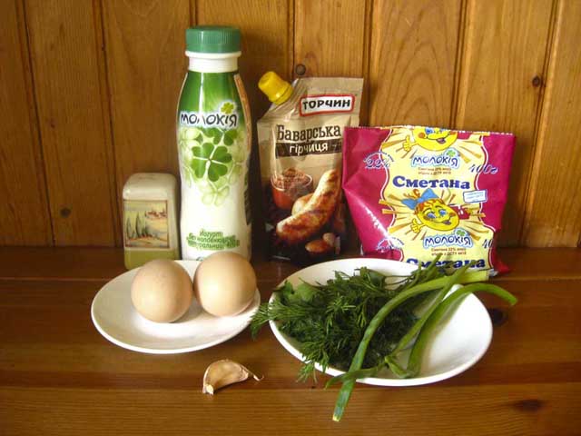 Йогуртовий соус із зеленню і яйцем. Ингредиенты.