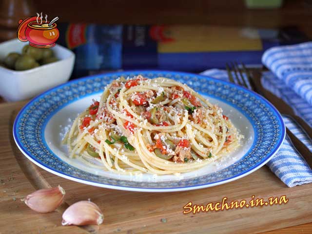 Спагетті з тунцем, оливками та помідорами.