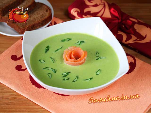 Крем-суп из зеленого горошка.
