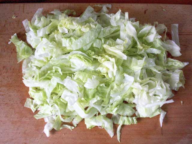 Порізане листя салату.