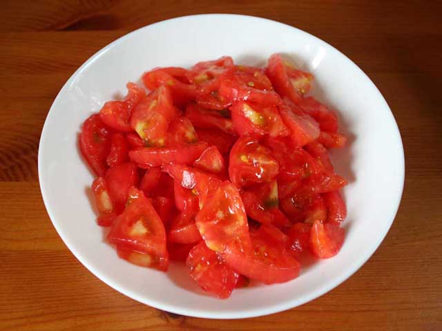 Нарізані помідори.
