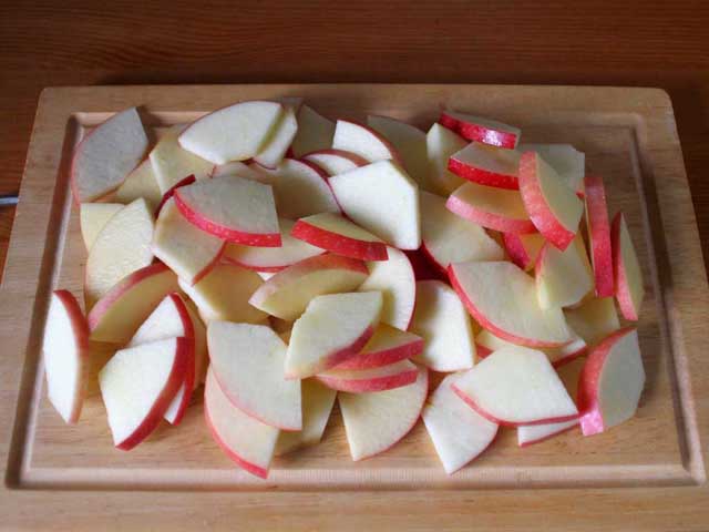 Яблоки порезанные на кусочки.