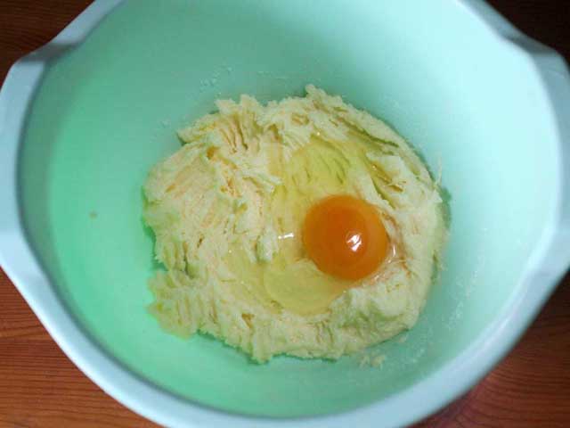 Додаємо яйце.