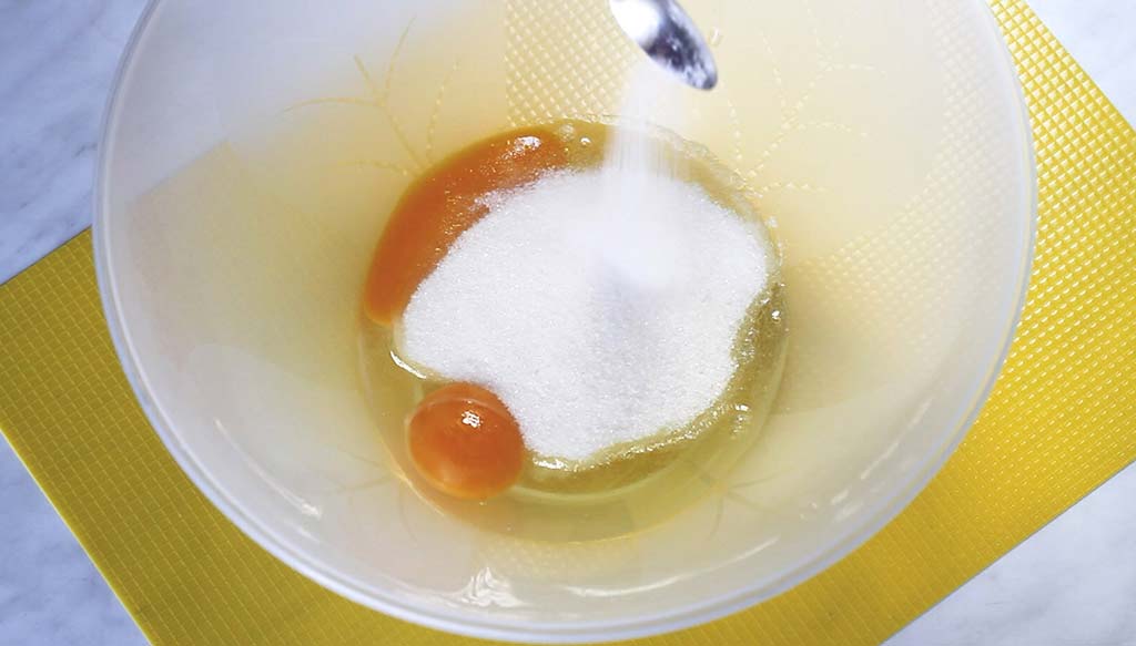 Добавляем сахар в яйца.