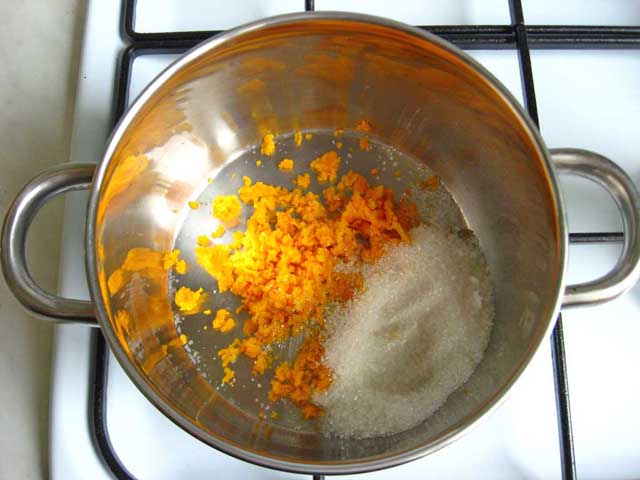 В кастрюлю высыпаем цедру апельсина и сахар