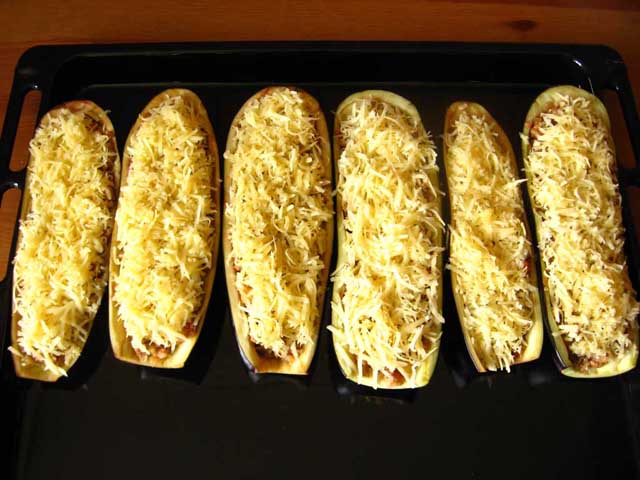 Фаршированные баклажаны посыпанные тертым сыром.