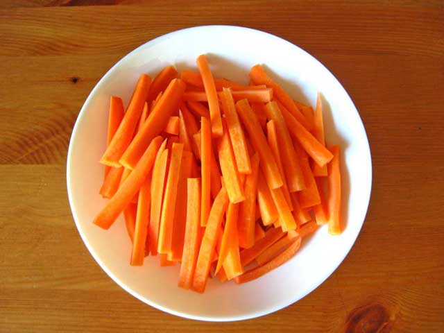 Нарізана соломкою морква.