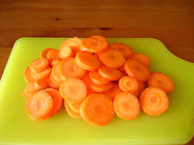 Нарезанная морковь.