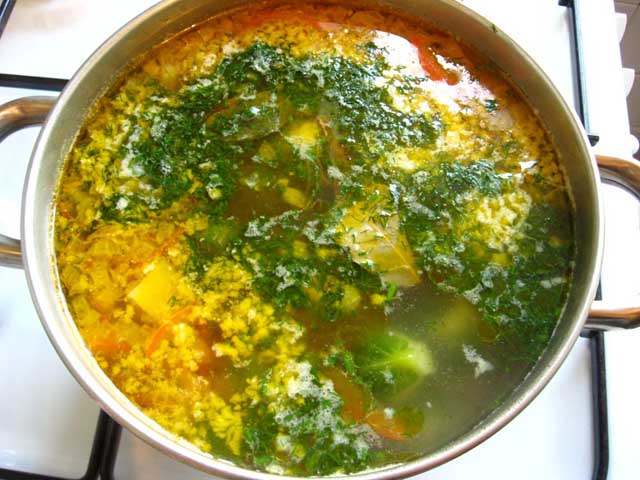 Чесночный суп с брюссельской капустой готов.