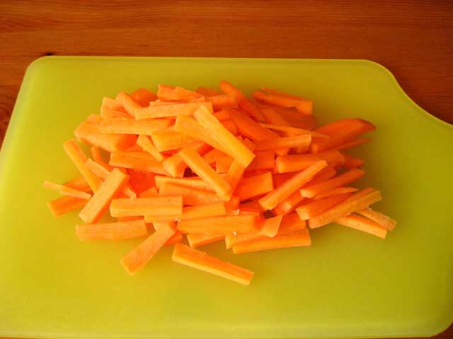 Морква нарізана соломкою.