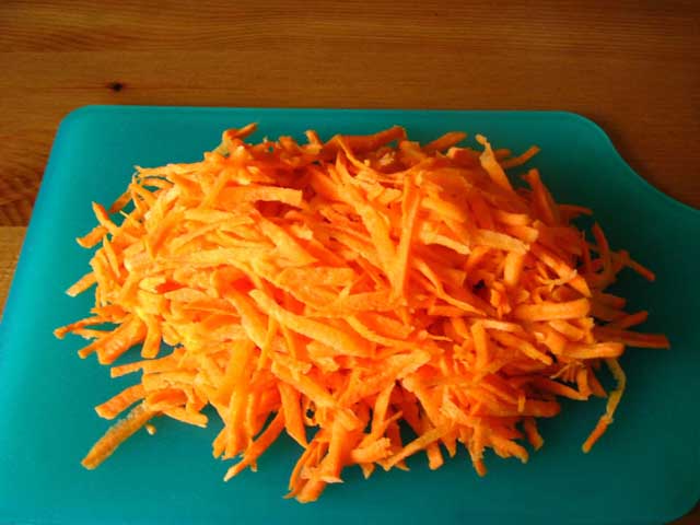Терта на крупній терці морква.