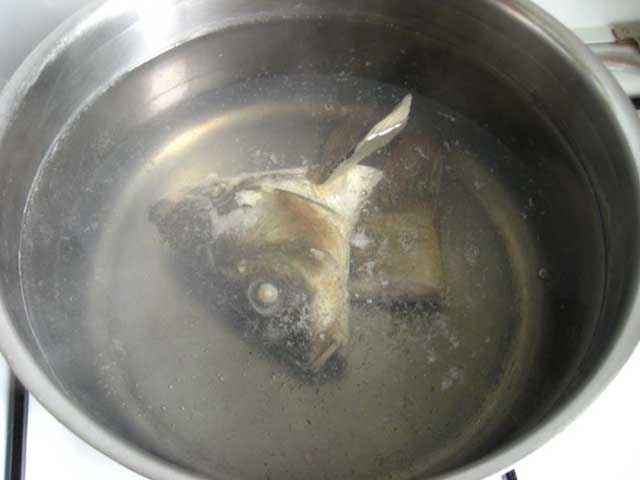 Рыбья голова в кастрюле.