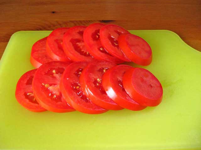 Нарезанные помидоры.