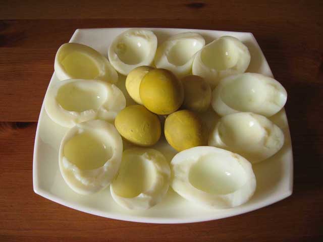 Зварені яйця. Відділені жовтки від білків.