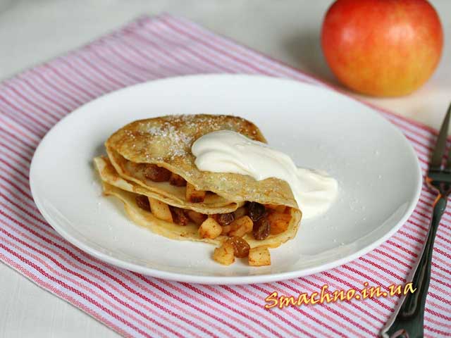 Блины с яблоками и изюмом с яблоками готовы.