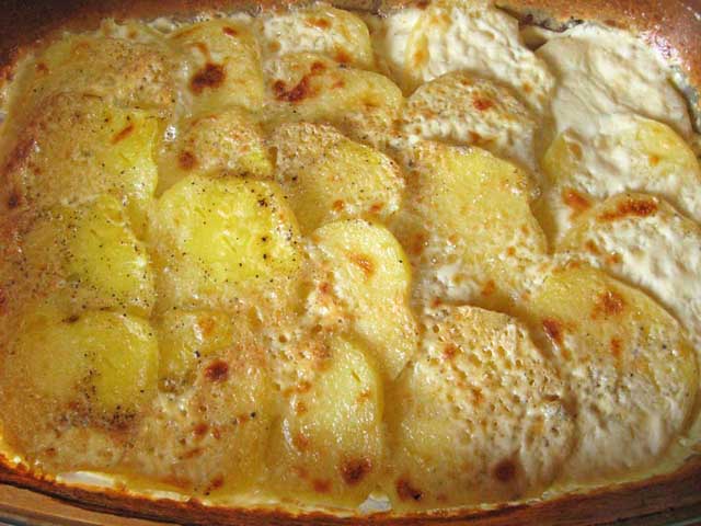 Картофельный гратен “Дофинуа” готов.