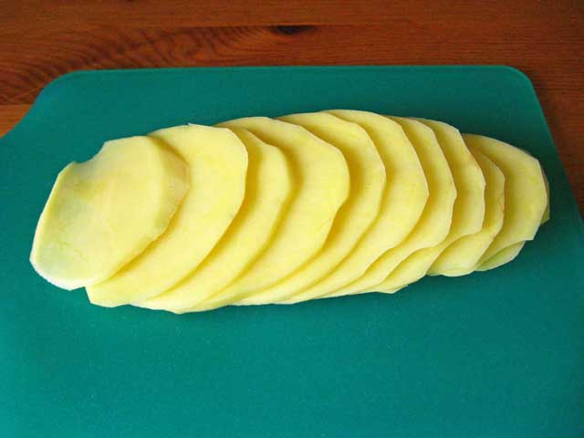 Картопля, нарізана кільцями.