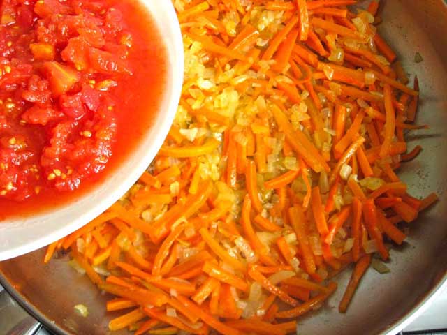 До цибулі з морквою додаємо порізані кубиками помідори.