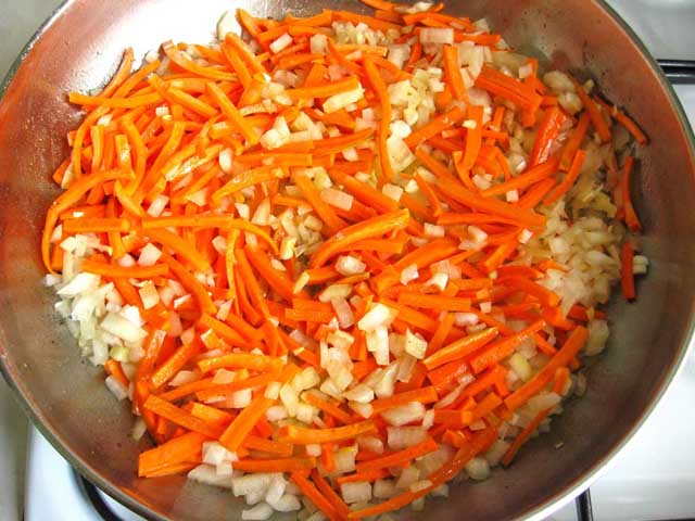 Обсмажуємо цибулю з морквою.