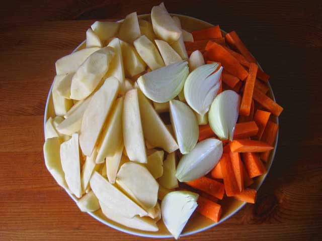 Нарезанные картофель, морковь и лук.