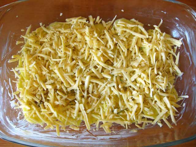 Картофель посыпанный сыром.