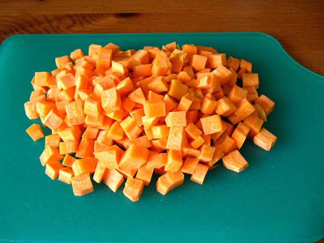 Порезанная кубиками морковь.