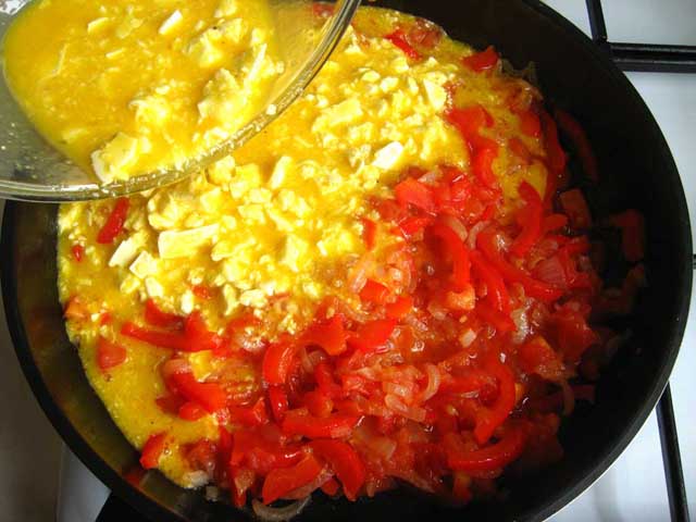 Додаємо яєчну суміш в сковорідку до овочів.