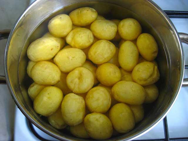 Почищенный молодой картофель.