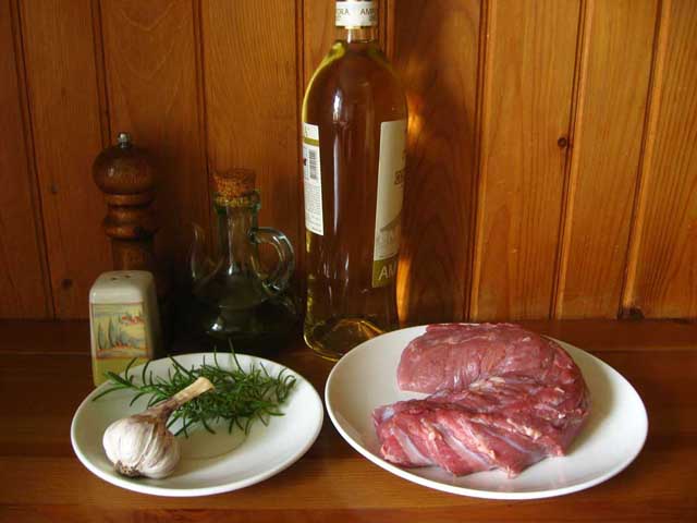 Мясо с розмарином и чесноком в винном соусе. Ингредиенты.
