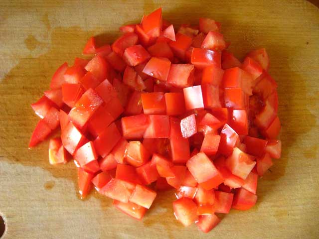 Порізані кубиками помідори.