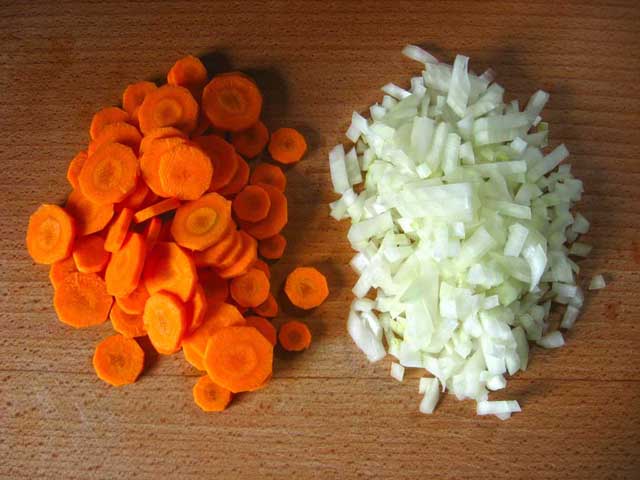 Порезанная кружочками морковь и кубиками лук.