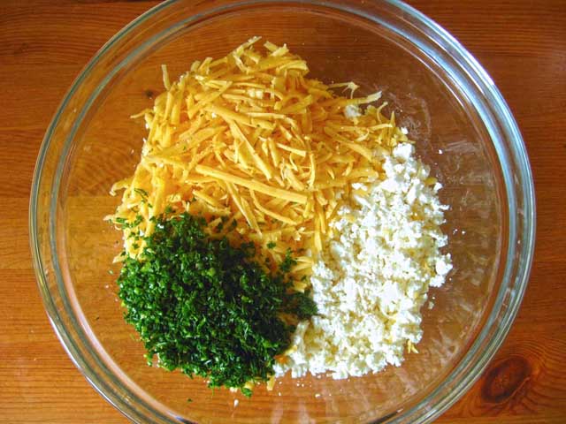 Творог, сыр, зелень укропа в посудине.
