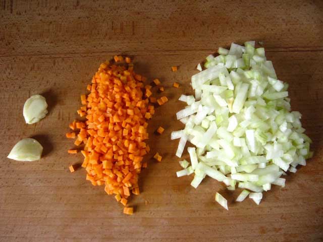 Морковь, лук и чеснок.