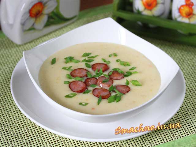 Картофельный суп-пюре с копчеными колбасками готов.