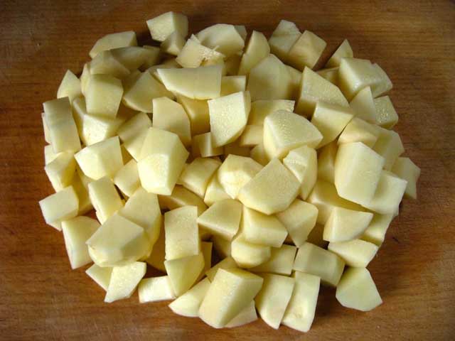 Порізана кубиками картопля.