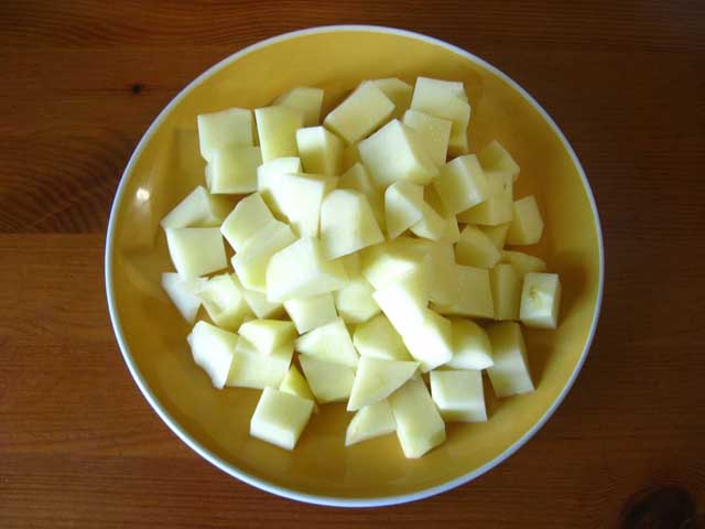 Нарезанный кубиками картофель.