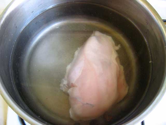Куриное филе варится.