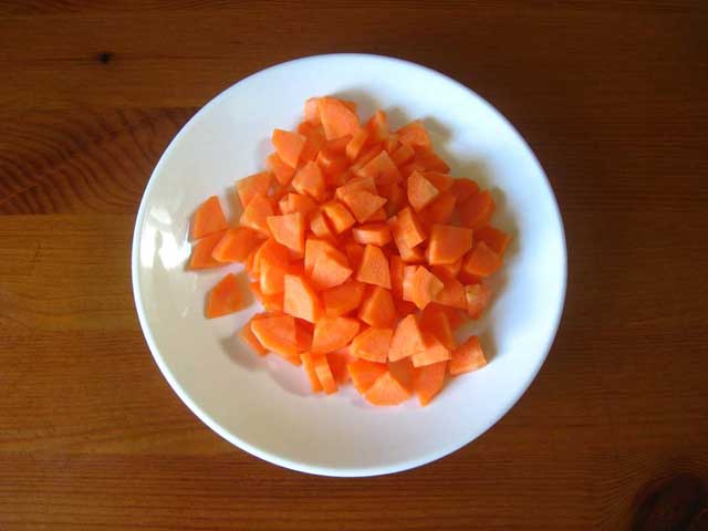 Нарізана морква.