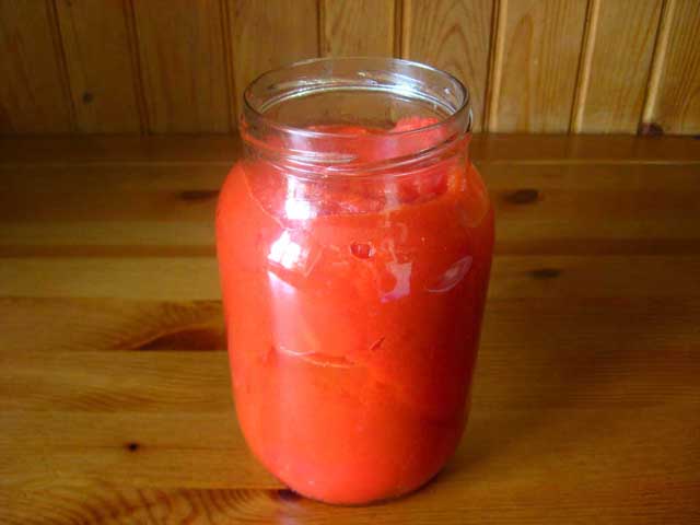 Заливаем томатным соком банку с помидорами.