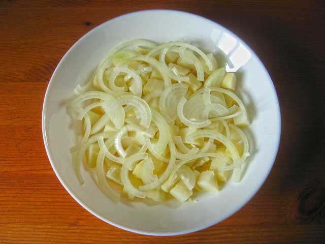 На картофель выкладываем лук.