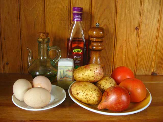 Салат из картофеля, яиц и помидоров. Ингредиенты.