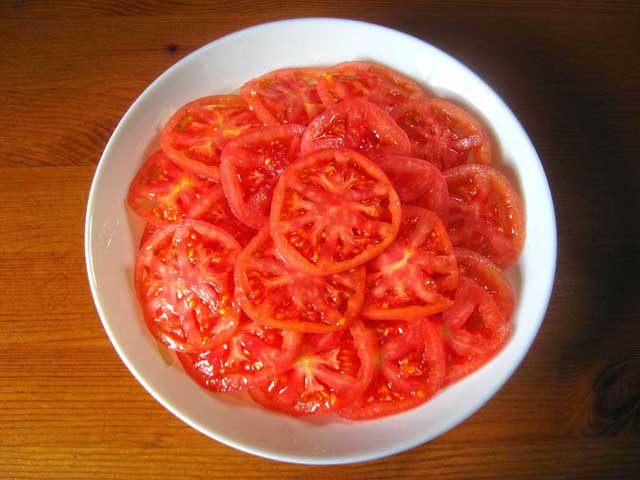 На лук выкладываем помидоры.