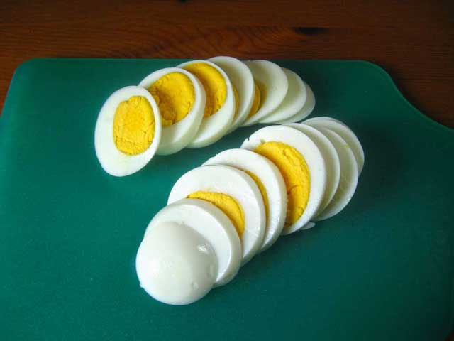 Порезанные кружочками яйца.