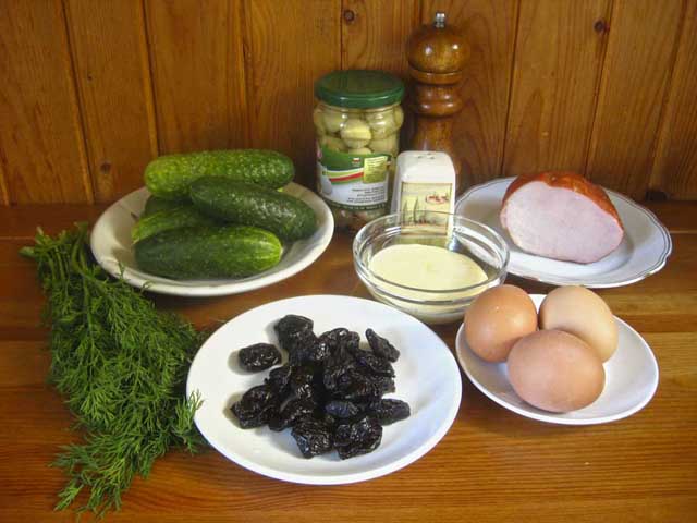 Салат з копченим м’ясом, чорносливом, грибами та огірками. Інгредієнти.